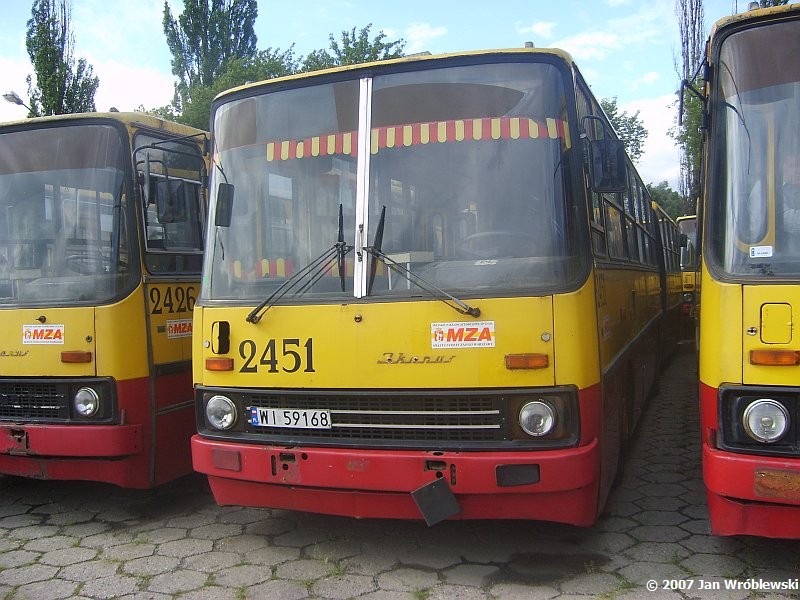 2451
Ikarus 280.26 / Prod. 1991 / NG 1999 / skreślenie 04.2007
Słowa kluczowe: ik280 2451 ZajezdniaRedutowa 2plac 2007