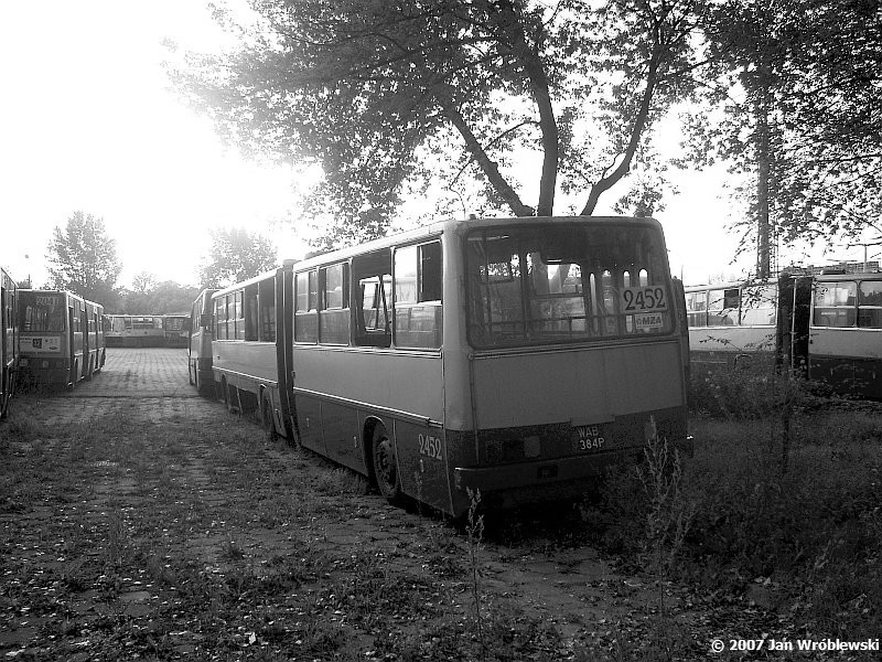 2452
Częciowo niekompletny..
Ikarus 280.26 / Prod. 1989 / NG 1998 / skreślenie 07.2007
Słowa kluczowe: ik280 2452 ZajezdniaRedutowa 2plac 2007