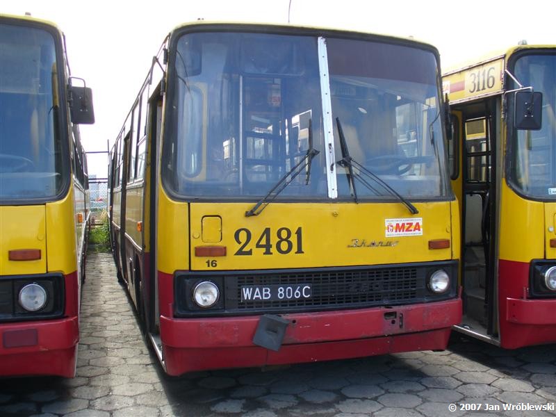 2481
Ikarus 280.26 / Prod. 1986 / NG 1991 ex2113 / NG2 1997 ex3029 / 2003 ex2778 / skreślenie 06.2007
Słowa kluczowe: ik280 2481 ZajezdniaRedutowa 2plac 2007