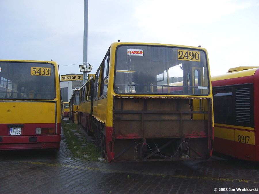 2490
Kilka tygodni póniej pocięto go na szrocie niedaleko dw. Wschodniego. Po lewej 5433, który własnie został wystawiony na sprzedaż.
Ikarus 280.26 / Prod. 1986 / NG 1993 exUOP / NG2 1997 / 2003 ex2911 / skreślenie 05.2008 / Kasacja 08.2008

Słowa kluczowe: ik280 2490 ZajezdniaStalowa 2007