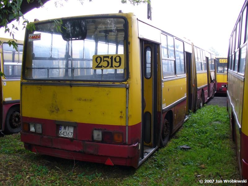 2519
Ikarus 280.26 /Prod. 1991 / NG 2000 ex3027 / skreślenie 03.2007
Słowa kluczowe: ik280 2519 ZajezdniaRedutowa 2007