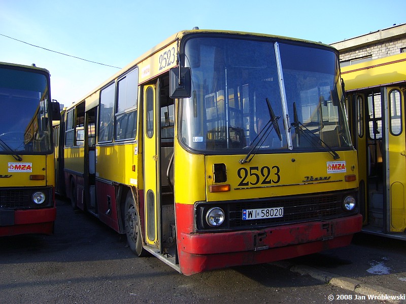 2523
Odstawka..
Ikarus 280.26 / Prod. 1991 / NG 1999 / 2003 ex2786 / Skreślenie 01.2008
Reszta jutro..
Słowa kluczowe: ik280 2523 ZajezdniaOstrobramska 2008