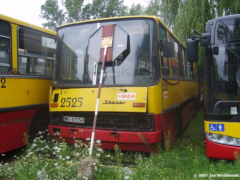 2525
Temu pojazdowi powiedziano 'Stop'
Ikarus 280.26 / Prod. 1989 / NG 1998 / 2003 ex2855 / skreślenie 03.2007
Słowa kluczowe: ik280 2525 ZajezdniaOstrobramska 2007