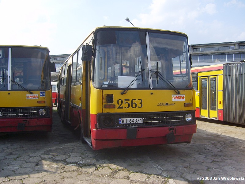 2563
Coż go mocno trafiło. Cała kratownica sekcji A uległa skrzywieniu. Wóz zresztą był dosyć pechowy. W 2006 roku przed wyjazdem na 145 zapaliły mu się hamulce w doczepie. Pożar szybko ugaszono.
Słowa kluczowe: ik280 2563 ORT 2008