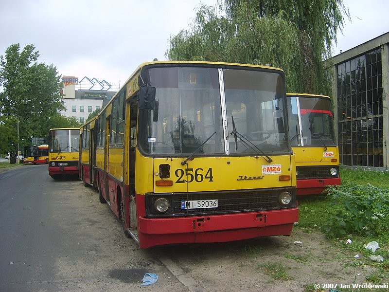 2564
Ikarus 280.26 / Prod. 1987 / NG 1993 / 1995 ex3125 / NG2 1999 / skreślenie 04.2007
Słowa kluczowe: ik280 2564 ZajezdniaOstrobramska 2007