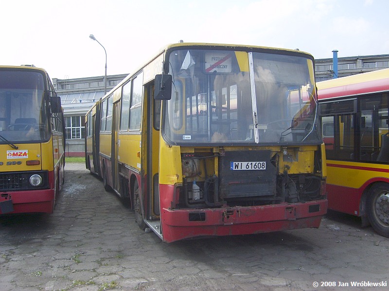 2566
stracił twarz..
Ikarus 280.26 / Prod. 1989 / NG 1999 / skreślenie 01.2008 / Kasacja 05.2008
Słowa kluczowe: ik280 2566 ORT 2008