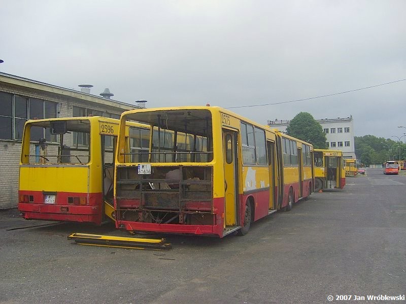 2575
Rozbrajanie..
Ikarus 280.26 / Prod. 1988 / NG 1996 / skreślenie 05.2007
Słowa kluczowe: ik280 2575 ZajezdniaOstrobramska 2007