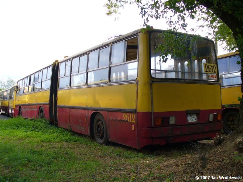 2612
Po przeholowaniu na drugi plac, jego blachy zaczęły w szybkim tempie korodować.
Ikarus 280.26 / Prod. 1990 / NG 1998 / skreślenie 01.2007
Słowa kluczowe: ik280 2612 ZajezdniaRedutowa 2007