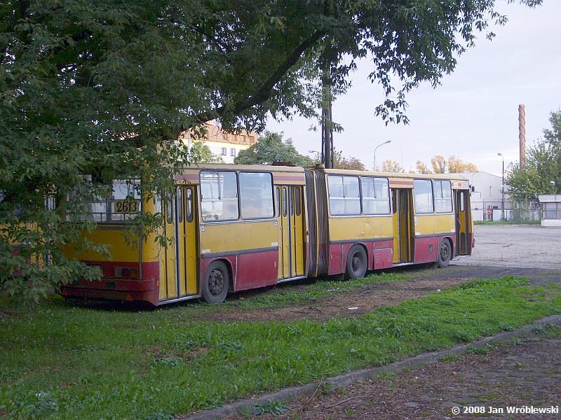 2613
Jedno z ostatnich ujęć z drugiego placu w 2008 r.
Ikarus 280.26 / Prod. 1987 / NG 1994 / NG2 2000 / skreślenie 12.2007 / kasacja 09.2008
Słowa kluczowe: ik280 2613 ORT 2008