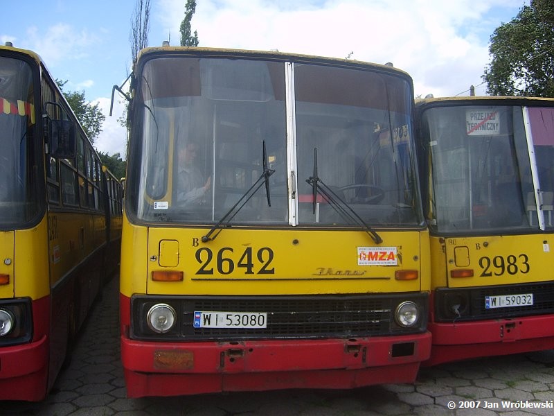 2642
Ikarus 280.26 / Prod. 1987 / NG 1993 / NG2 2000 / skreślenie 05.2007
Słowa kluczowe: ik280 2642 ZajezdniaRedutowa 2007