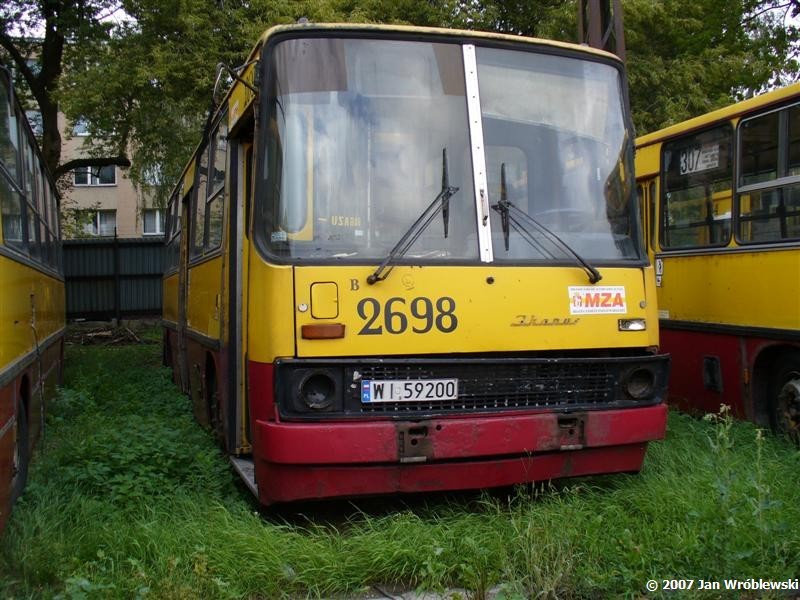 2698
Ikarus 280.26 / Prod. 1990 / NG 1999 / skreślenie 03.2007

Słowa kluczowe: ik280 2698 ZajezdniaRedutowa 2007