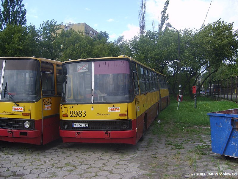 2983
Ciekawe w ilu miejscach posypała mu się kratownica.. z tego co widać po bocznych blachach, minimum w 30...
Ikarus 280.26 / Prod. 1986 / NG 1992 / NG2 1998 / skreślenie 04.2007
Słowa kluczowe: ik280 2983 ZajezdniaRedutowa 2007