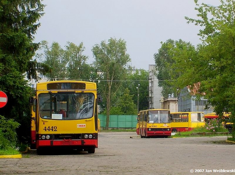 4442
Kwadrat do śmieci a w oddali 9060 czeka na kupca.
Słowa kluczowe: 120MM 4442 ORT 2007