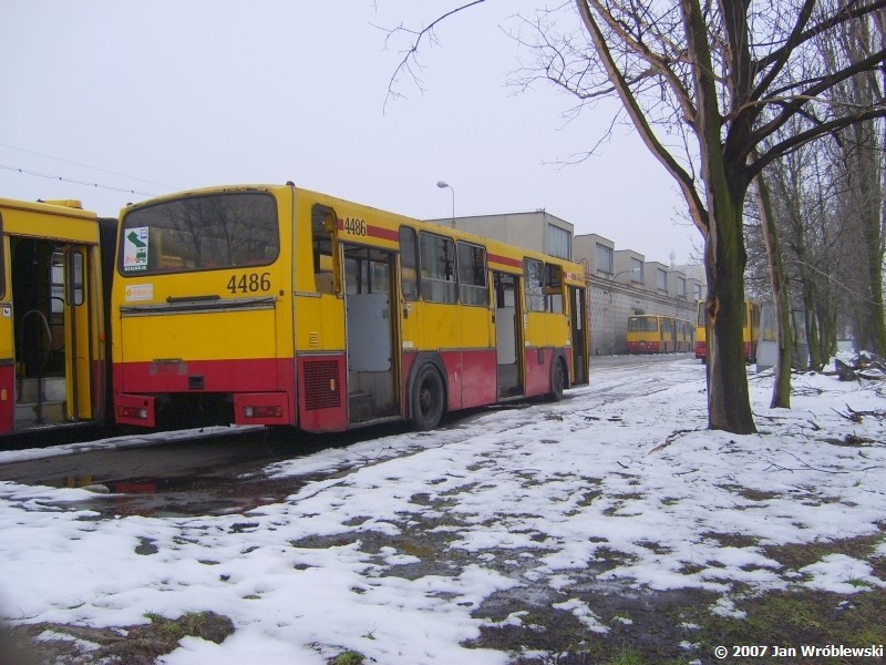 4486
Ten wóz rozpoczął serię kasacji kwadratów. Na chwilę dzisiejszą nie ma już żadnej sztuki z 94 r.
Słowa kluczowe: 120MM 4486 ZajezdniaRedutowa 2007