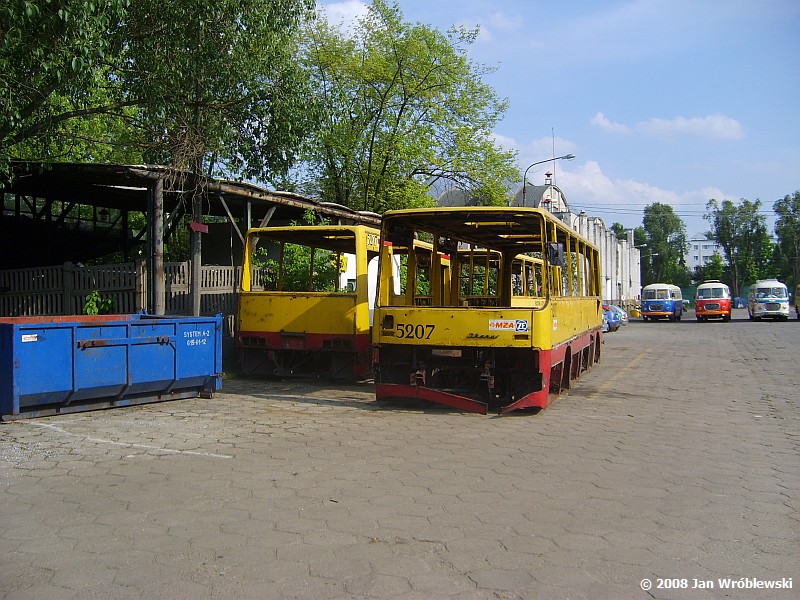 5207
Oczekiwanie na wywóz.
Ikarus 280.37 / Prod. 1992 / 1994 ex5222 / 1995 ex Akpol A313 / NG 2001 / 2003 ex5256 / Skreślenie 02.2008 / Kasacja 05.2008
Słowa kluczowe: IK280 5207 ORT 2008