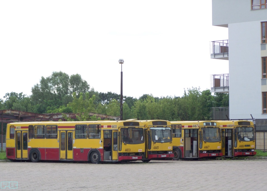 4433, 4445, 4467, 4488
Nieszczęście do kwadratu.
4467 padł z oryginalnym świetlikiem.
Słowa kluczowe: 120M 4433 4445 4467 4488 ZajezdniaRedutowa 2009