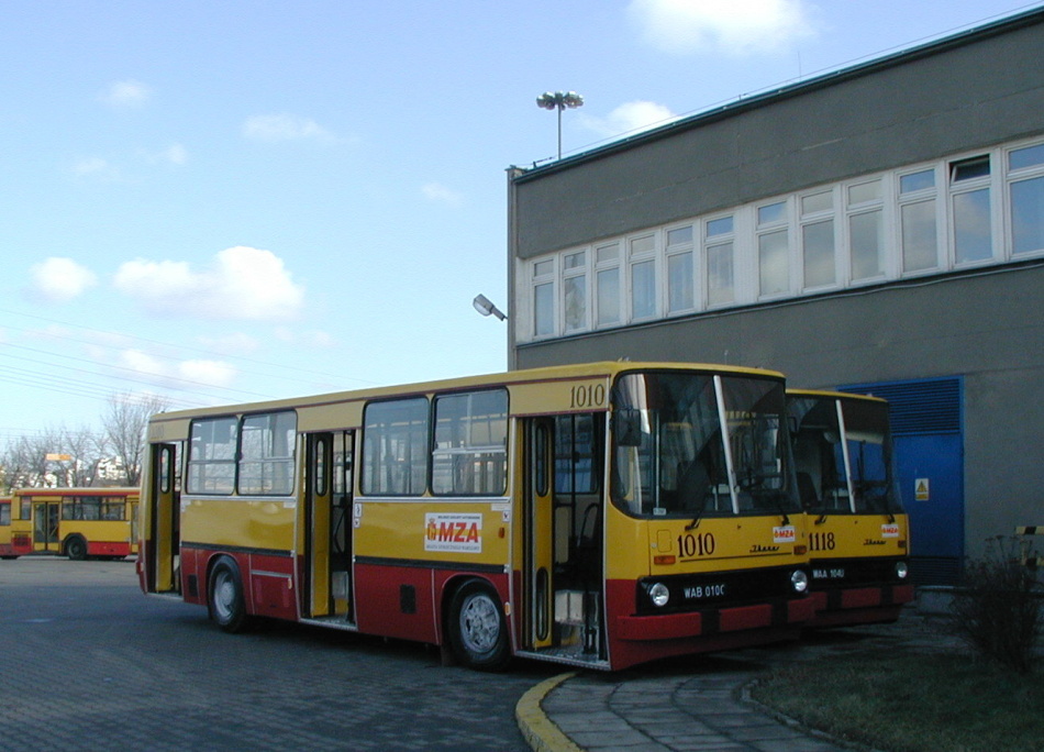 1010, 1118
1010 lśni po NB. 
Jednak na CWSie odmalowano auto jedynie po okna. Taki lifting. Nadproża matowe, zupełnie nie ruszone..
Takie było zlecenie...
Słowa kluczowe: IK260 1010 1118 ZajezdniaStalowa 2001