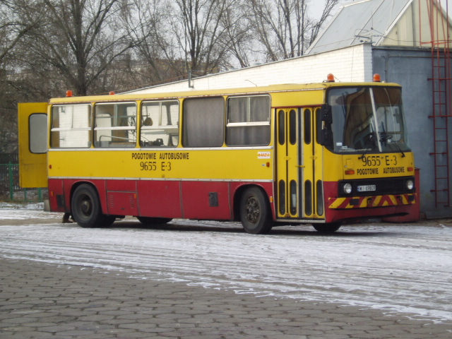 9655
Przyjechał po nowe tablice kierunkowe dla Ostrobramskiej. Nie wolno mu już ciągnąć.  Jak dziadek. Bez siły... Papierów raczej...
Słowa kluczowe: IK280A 9655 ORT 2007