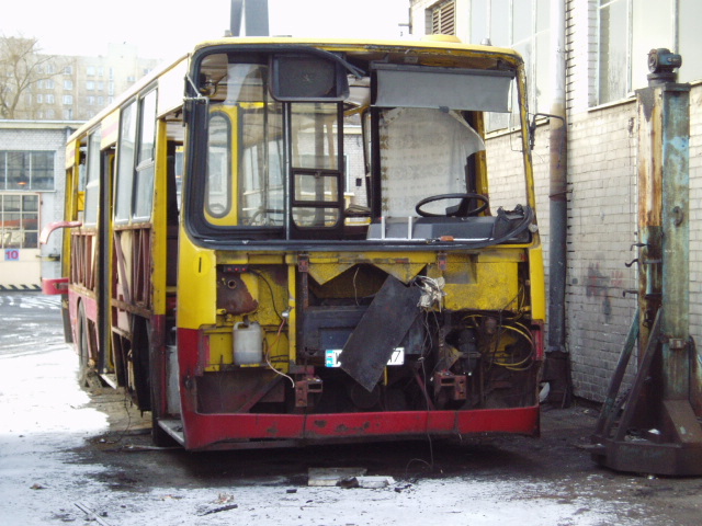 307
Autobus padŁ caŁkowicie. 
Słowa kluczowe: IK260 307 ZajezdniaOstrobramska 2008