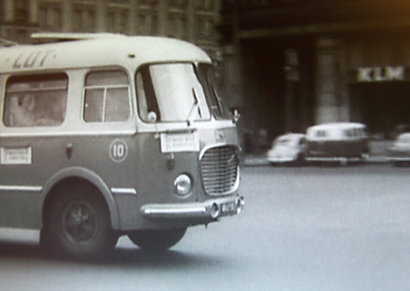 LOT #10
Autobus LOTu przejeżdża przed hotelem MDM w 1961 roku.
Słowa kluczowe: Jelcz 043 LOT