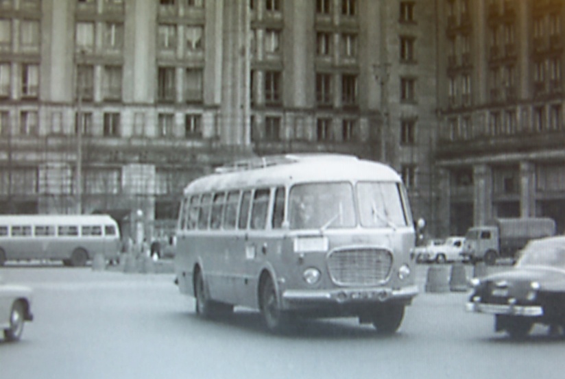 LOT #10
Przed hotelem MDM jelcz LOTu w 1961 roku, w tle chausson APH522 w barwach MPA
Słowa kluczowe: Jelcz 043 LOT