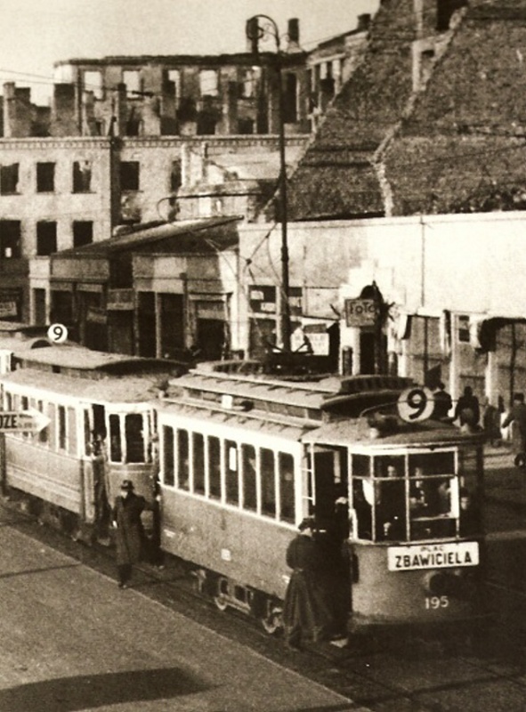 195
Pierwszy rok po okupacji. Już biało-czerwony. Przetrwał, odremontowany po wojnie.
195 - produkcja 1909, kasacja 1957
Słowa kluczowe: WagonA 195 9 Marszałkowska1945