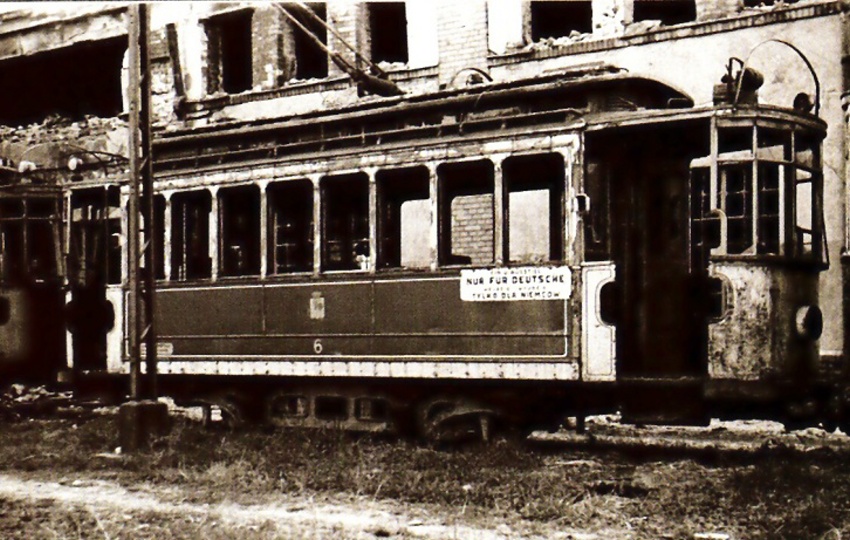 6
W 1944 wagon silnikowy został "postrzelony". Przetrwał w takiej formie do 1945. Został odbudowany i uruchomiony w 1946. 
6- produkcja 1907, kasacja 1956
Słowa kluczowe: WagonA 1944