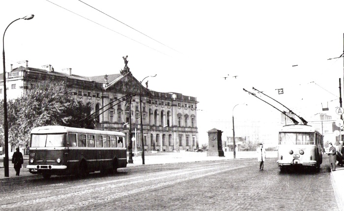 137, 173
Skody na Placu Krasińskich
Słowa kluczowe: Skoda9TR 137 173 PlacKrasińskich 1965