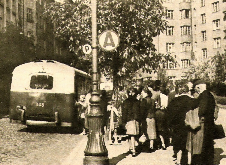 348
Linia P była rekreacyjną. Kończyła swój bieg w Powsinie. Pętla na ul. Chocimskiej na tyłach  Pl. Unii Lubelskiej na początku lat 50-tych XX wieku
Słowa kluczowe: APH47 348 P Chocimska 1953