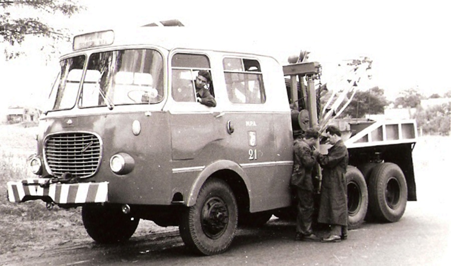 21
Skoda-Diamond na próbach. 
Prototypowe rozwiązanie montażu świateł mijania. Wykorzystano je pózniej przy remontach jelczy w latach 1966/75
Za kierownicą inż. A. Bachański
Słowa kluczowe: Skoda-Diamond 21 ORT 1963