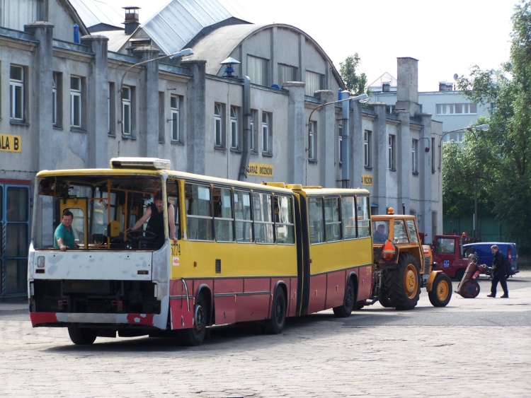 5774
Podąża do lakierni za pomocą ciągnika w trakcie naprawy powypadkowej
Słowa kluczowe: Ik280 5774 ORT 2009