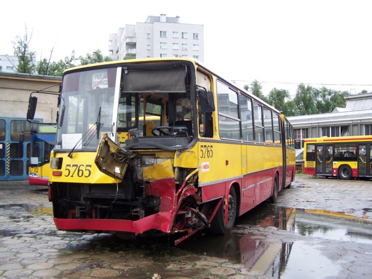 5765
Autobus ma tak mocną kostrukcję, że za pogotowiem technicznym na światłach awaryjnych sam dojechał do ORT
Słowa kluczowe: IK280 5765 ORT 2009