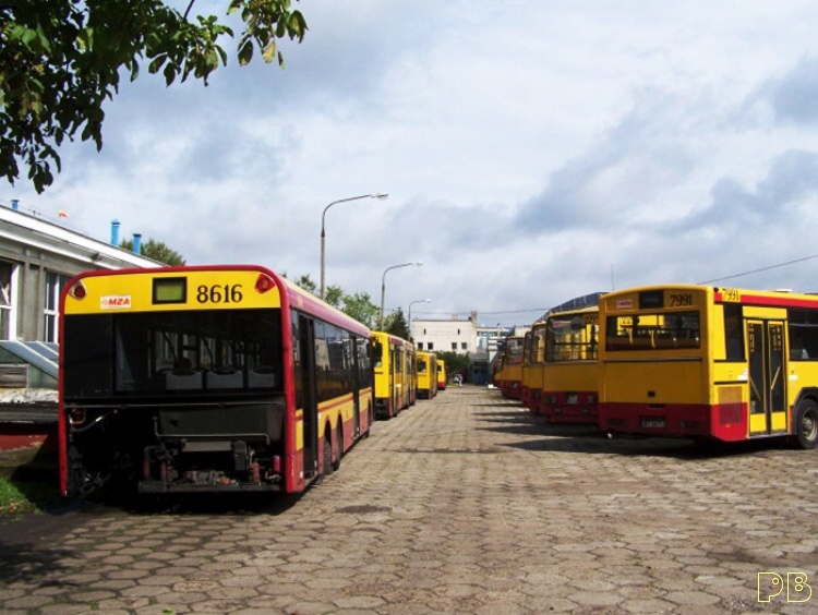 8616
Wszystkie autobusy na tym obrazku czekają na przegląd silników. Jak widać, niektórym już flaki przeglądają
Słowa kluczowe: SU15 8616 ORT 2009