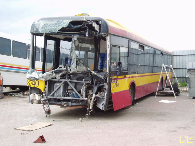 8740
Ten autobus dużo bardziej ucierpiał niż 8106 (w wypadku 117 na Moście Poniatowskiego). Był prawie cały zniszczony, o geometrii nadwozia i podwozia nie mówiąc. Przeżył
Słowa kluczowe: SU15 8740 Wyględy 2007