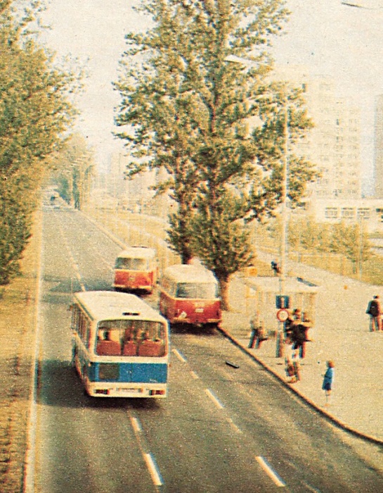 Berliet PR100 LOT
LOTowski berliet pomyka po świeżutkich początkach Stegien.
Zepsuty 858 na moment przed kasacją - produkcja 1964, WW6249, R5, od 31.10.1966 R6, kasacja 1974;
Objeżdża go 704, produkcja 1969, R10, kasacja w pazdzierniku 1977
Słowa kluczowe: PR100 LOT MEX272 858 704 Sobieskiego 1974