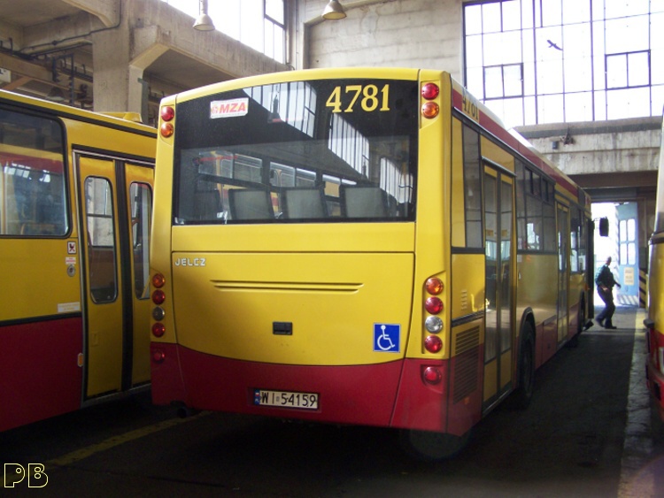 4781
CNP Woronicza przeniosło się z przyczyn technicznych na ORT. Oto cykl obrazków z tej serii. 
Wymiana szyby przedniej
Słowa kluczowe: M121M 4781 ORT 2009