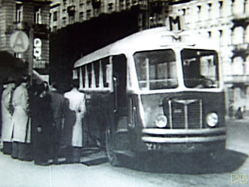 217
Kadr z filmu "Skarb". Z mojej kolecji, w której widnieje jako przycinane zdjęcie kartonowe, modne w latach 50-tych
Słowa kluczowe: APH47 217 M 1948