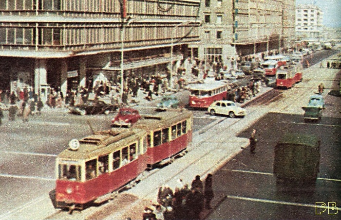 Wagon N+ND
Z ogromnym stalowym hukiem przetaczały się wtedy przez Warszawę. Uwierzycie? Fundamenty projektowanych wtedy przy torach tramwajowych budynków, otrzymywały mocniejsze zbrojenie...
Słowa kluczowe: WagonN+ND AlejeUjazdowskie 1963