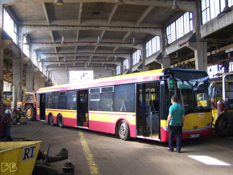 8622
Manewrowanie w starożytnej hali sztywniakiem, w dodatku na holu (brak wspomagania), to nie lada wyzwanie... Wjechanie na 12-metrowy kanał to już ekwilibrystyka. Pan Waldek to niezły gimnastyk i specjalista od tych niewykonalnych zadań. Tu za kókiem 8622
Słowa kluczowe: SU15 8622 ORT 2009