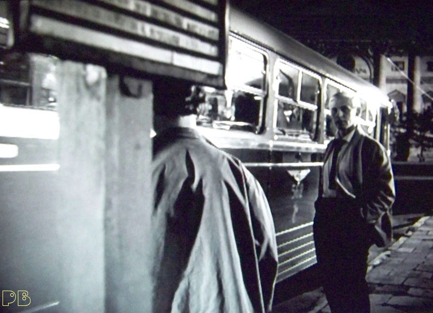562
Nowiutki chausson zagrał w filmie "Niewinni czarodzieje". Nieżyjący już Jan Łomnicki (mój były sąsiad) - reżyser "Domu", brat widniejącego na zdjęciu Tadeusza mówił mi, że autobus był wybrany do filmu prosto z zajezdni i pierwszy raz był na kursie... Bajka
Słowa kluczowe: APH522 562 KrakowskiePrzedmieście 1960