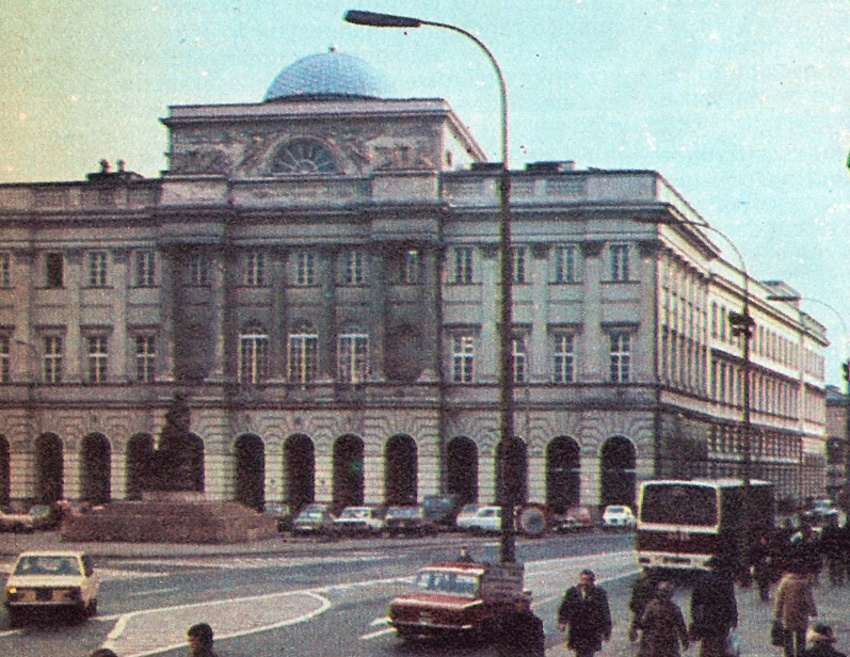 Jelcz PR100
Na Krakowskim Przedmieściu, już bez tramwaju 18
Słowa kluczowe: PR100 KrakowskiePrzedmieście 1978