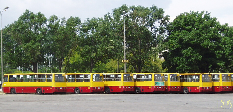 217
Stadko ikarusów śpiących na Chełmskiej w 2005. Nasz 289 śmigał wtedy z nimi w najlepsze.
Dzisiaj nie ma już ani Chełmskiej, ani tych ikarusów...

Słowa kluczowe: Ik260 217 ZajezdniaChełmska 2005