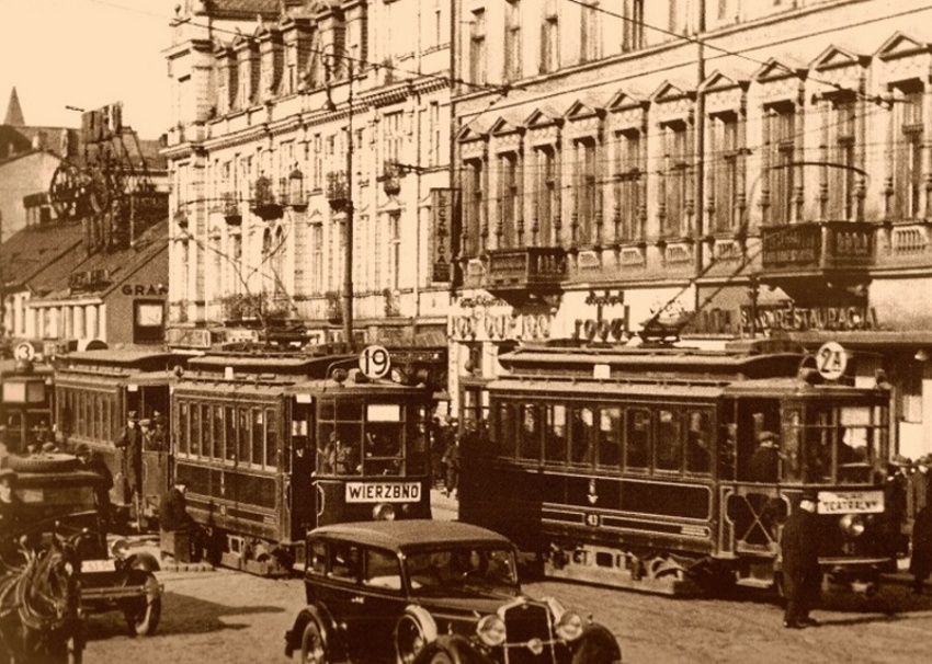 43; 60
Historyczny wagon 43, a także 60 na skrzyżowaniu Alej Jerozolimskich i Marszałkowskiej.
43 - produkcja 1906/07, od 1957 roku wagon historyczny;
60 - produkcja 1906/07, poległ na wojnie w 1944 roku
Słowa kluczowe: WagonA1 AlejeJerozolimskie 193x