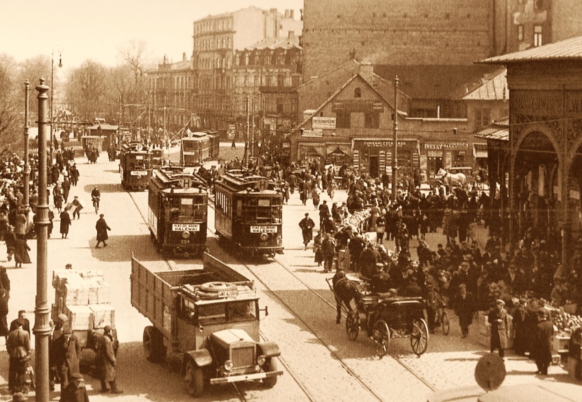 224 162
Plac Żelaznej Bramy w latach 30-stych XX wieku. Mijają się wagony typu B i A1 na linii H. 
224 - produkcja 1914, poleg?? na wojnie w 1942-44 roku;
162 - produkcja 1906, poleg?? na wojnie w 1944 roku
Zródło: "Warszawa wczoraj i dziś"
Słowa kluczowe: WagonB WagonA1 PlacŻelaznejBramy 193x