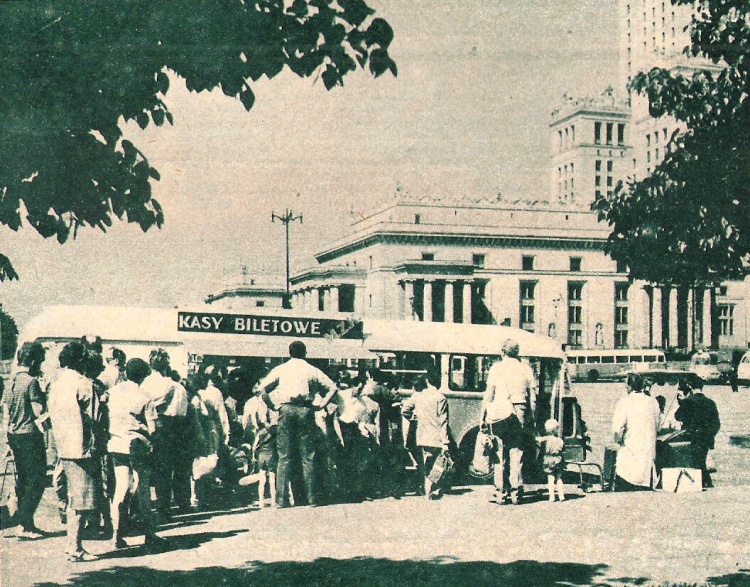 Kasa Biletowa
Na Placu Defilad, przy saturatorze, trwa w najlepsze sprzedaż biletów na zielone linie
Słowa kluczowe: APH49 PlacDefilad 1965