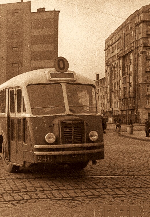 240
Ważny węzeł komunikacyjny - Plac Unii Lubelskiej.
Chausson APH47 - produkcja 1947.
Słowa kluczowe: APH47 240 O PlacUniiLubelskiej 1948