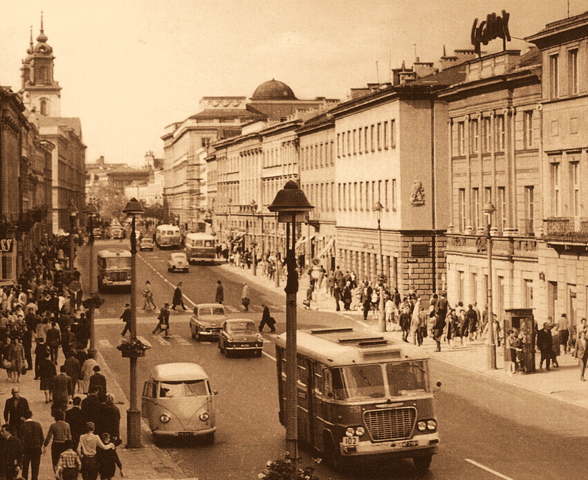 751
Osiołki na Nowym Świecie. Ten drugi starszy, z małym interesem na czole. Nie ma też klapy dachowej kabiny kierowcy.
751: Produkcja 1962, R8 (Łazienkowska), R7, 18.12.1968 sprzedany do MPWiK Częstochowa
Słowa kluczowe: IK620 751 102 NowyŚwiat 196x