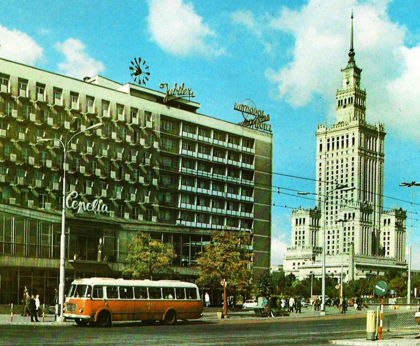 483
Już po remontach, z dużym numerem taborowym.
Produkcja 1970, WE0407, R5, od 19.04.1975 R11 kasacja w pazdzierniku 1977
Słowa kluczowe: MEX272 483 Marszałkowska 197x