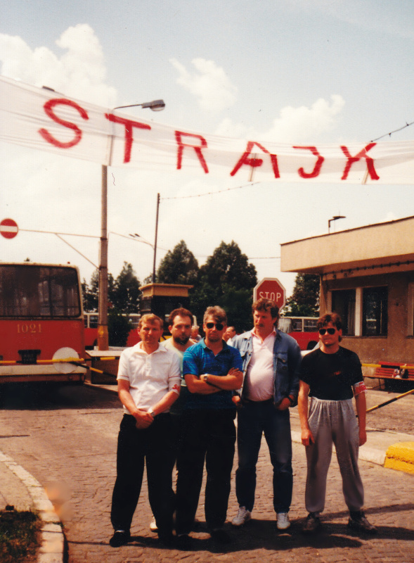 1021
Jedne z ostatnich zdjęć z zajezdni na Pożarowej. 
Strajk w maju 1993.
1021 - produkcja 1983, WAB169C, NG w 1989, od 1.09.1995 - R13, NG2 w 1995, kasacja w maju 2003
Słowa kluczowe: IK260 1021 ZajezdniaPożarowa 1993