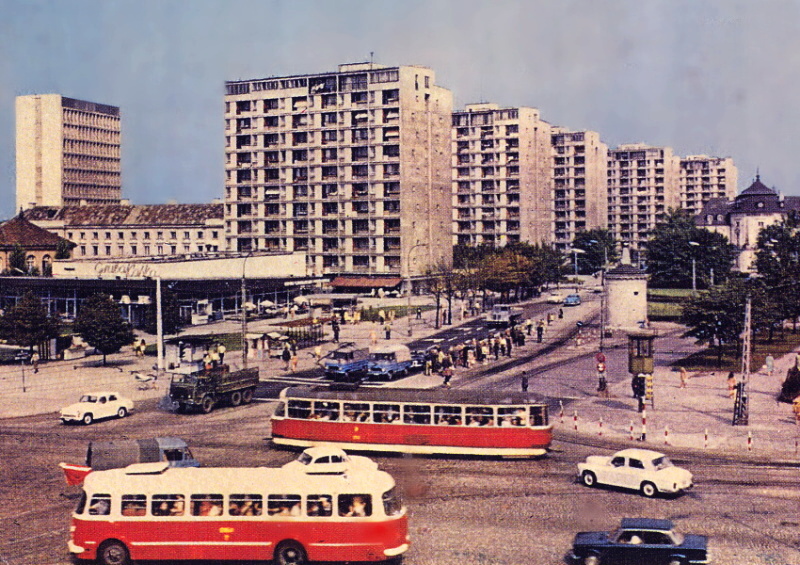 Jelcz MEX272
Ogórek z parówką - danie powszechne w latach 60-tych, tu na dzisiejszym Placu Bankowym
Słowa kluczowe: MEX272 PlacDzierżyńskiego 196x